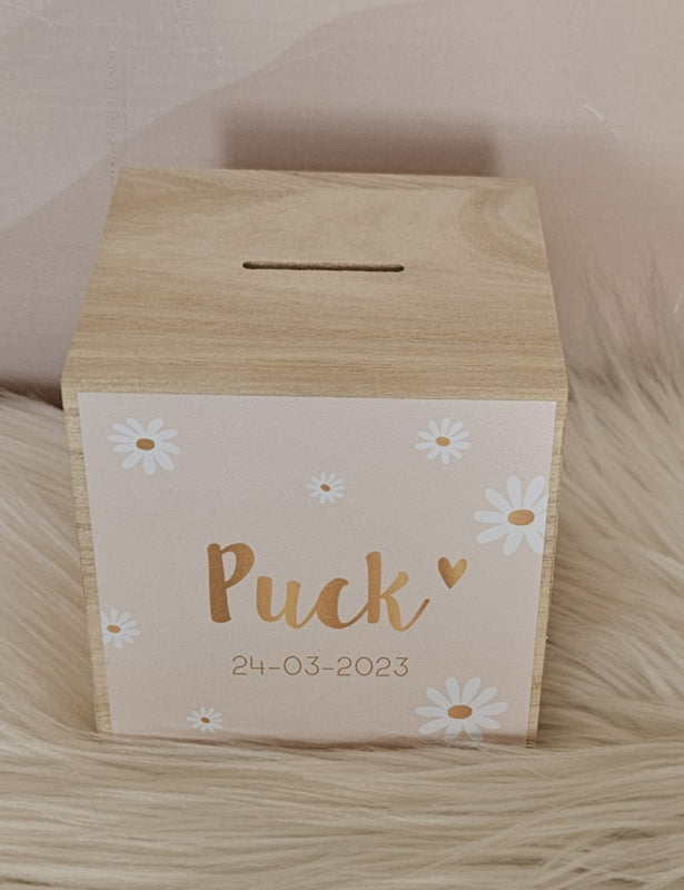 houten spaarpot met naam en madeliefjes