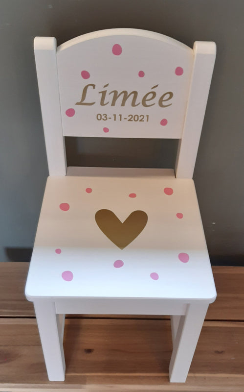 Stoeltje met naam en dots en groot hart