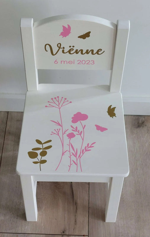 Stoeltje met naam en Veldbloemen