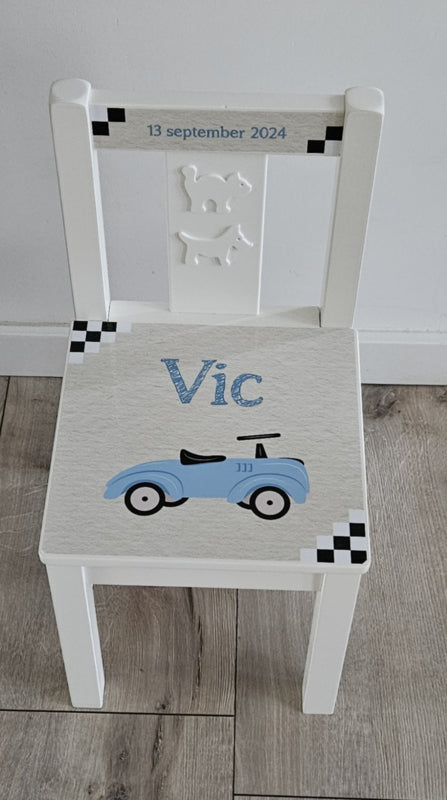 Stoeltje met naam en Spitfire