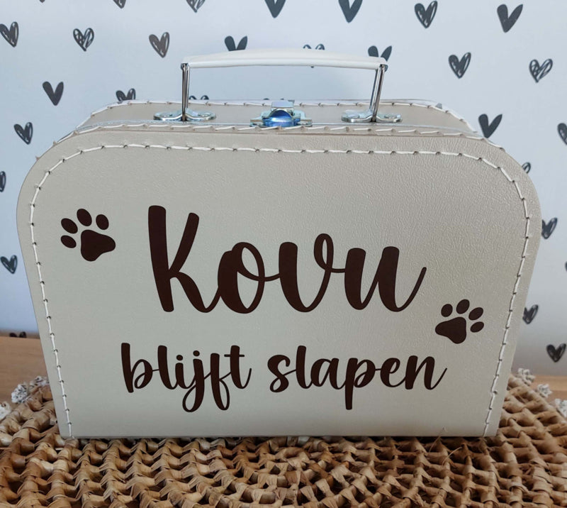 koffertje 'hond/kat blijft slapen' sierlijke letters