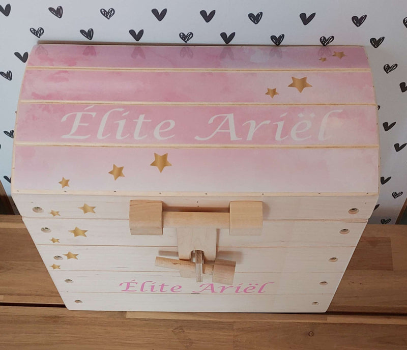 Naturel houten speelgoedkist met naam 'Brushpaint' hartjes