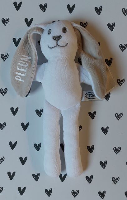 Konijntje Kaya Met Rammelgeluidje met naam wit