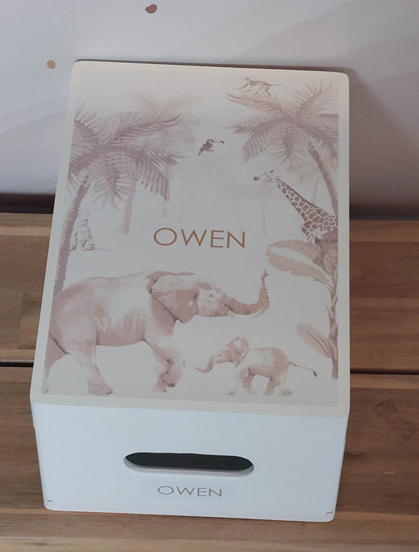 Houten herinneringskist met naam van geboortekaartje