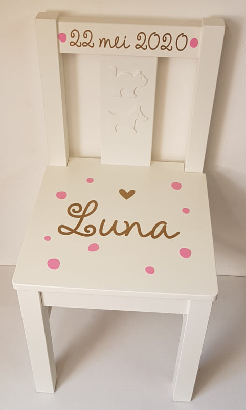 Stoeltje met naam en dots en hartje meisje