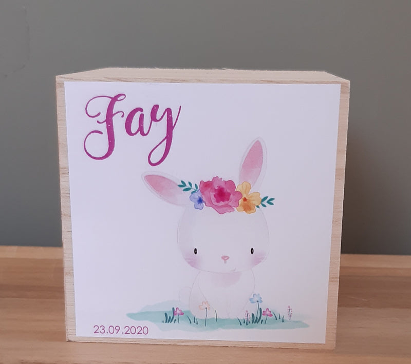 houten spaarpot met naam en schattig konijntje