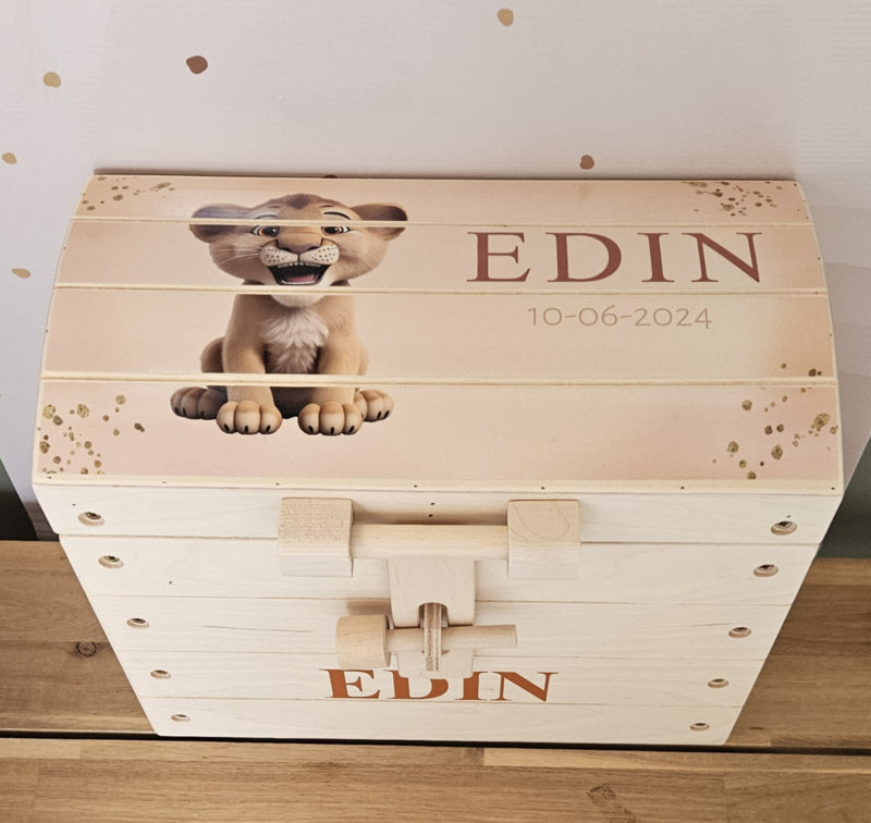 Naturel houten speelgoedkist met naam 'Schattig Leeuwtje' roze