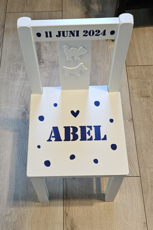 Stoeltje met naam en dots en hartje jongen
