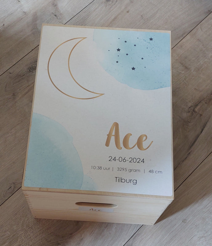 Bewaardoos met geboortegegevens en maan-aquarel blauw