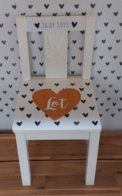 Stoeltje met naam en Hartjes