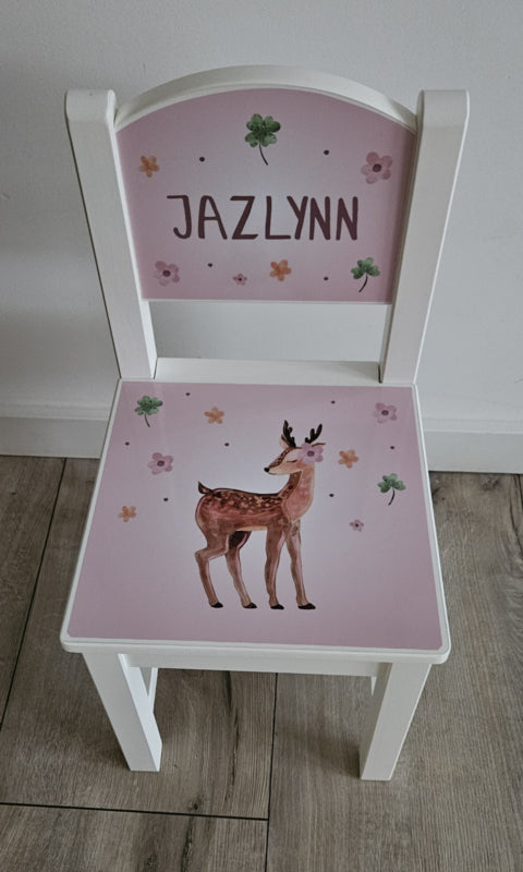 Stoeltje met naam en Hertje