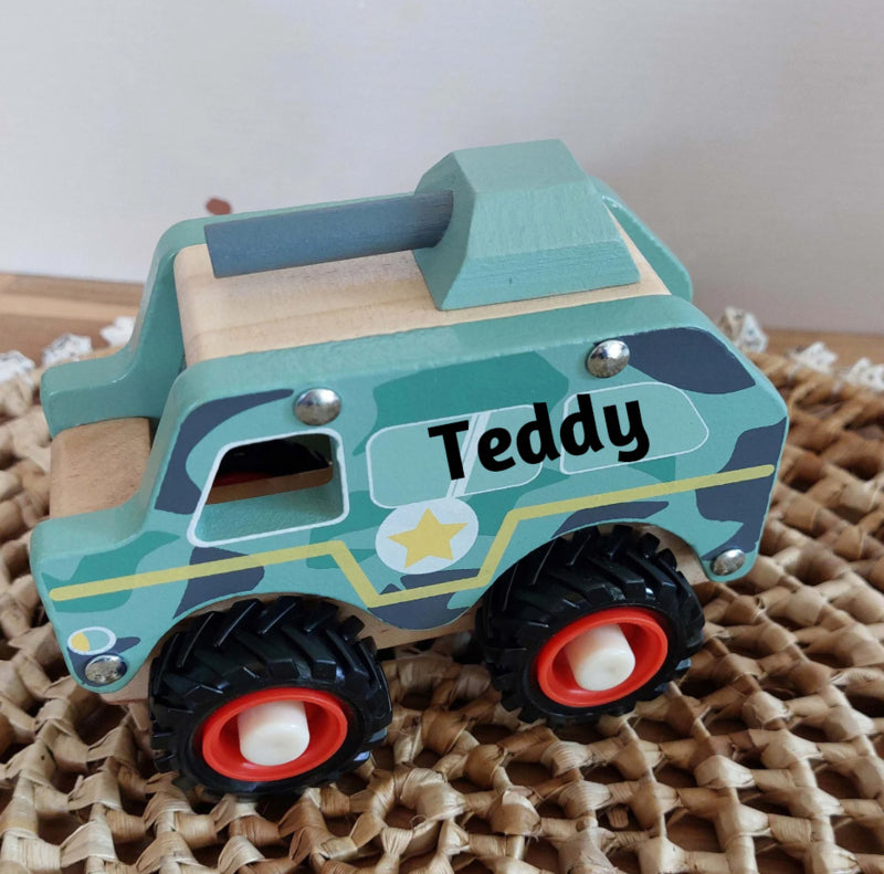 Houten tankauto met rubberen wielen (met naam)