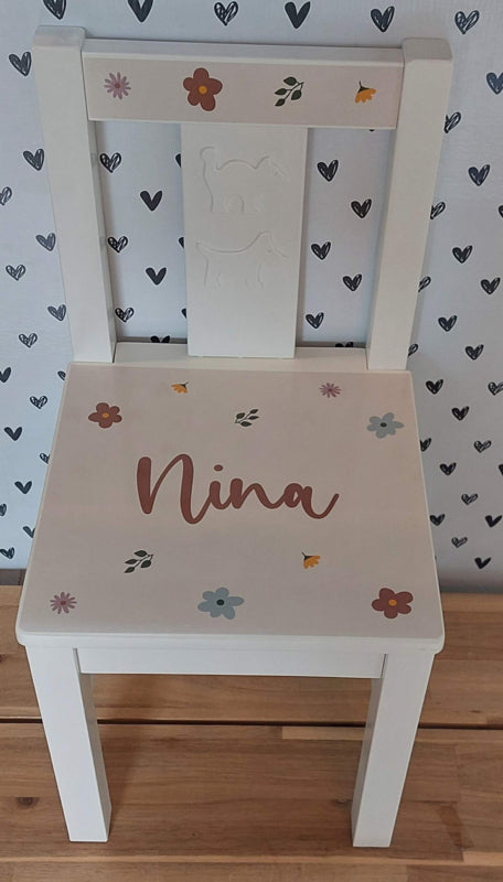 Stoeltje met naam en Bloemetjes