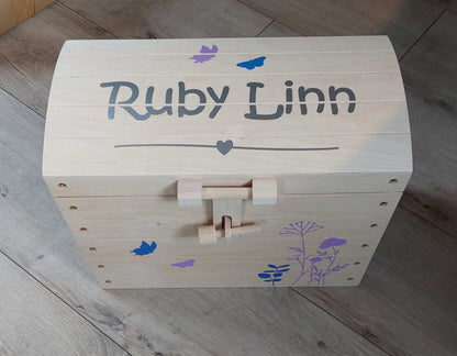 Naturel houten speelgoedkist met naam 'Wildflowers'