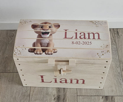 Naturel houten speelgoedkist met naam 'Schattig Leeuwtje' beige