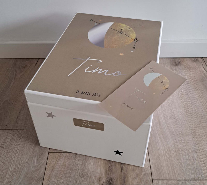 Houten herinneringskist met naam van geboortekaartje