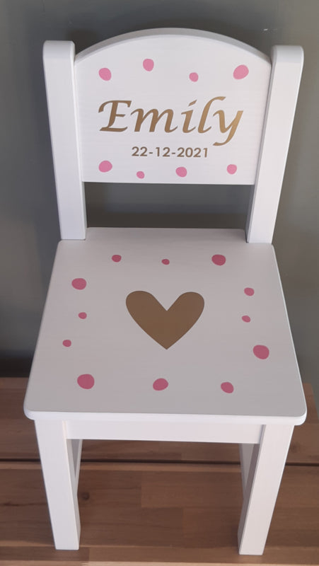 Stoeltje met naam en dots en groot hart