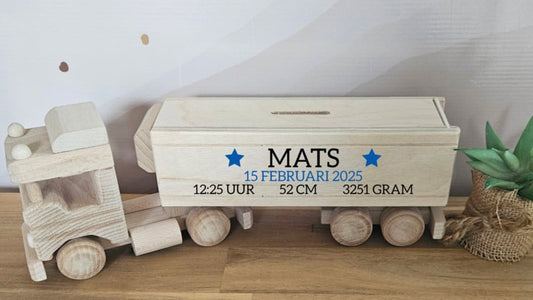 Houten vrachtwagen met oplegger spaarpot (met naam en gegevens)