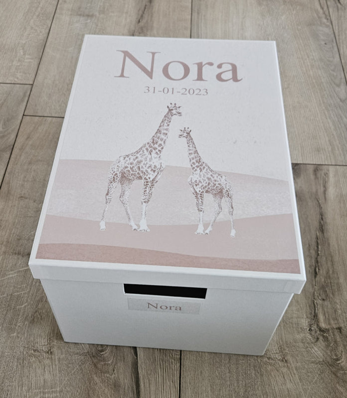Bewaardoos met naam Giraffe Sepia