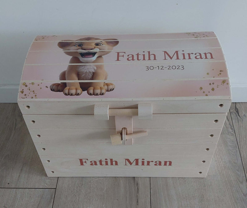 Naturel houten speelgoedkist met naam 'Schattig Leeuwtje' roze