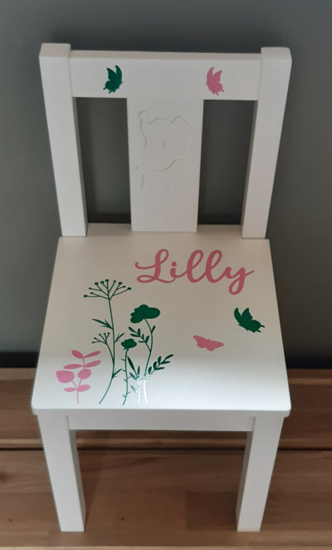 Stoeltje met naam en Veldbloemen