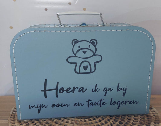 Koffertje ''Hoera ik ga bij mijn oom en tante logeren'' Beertje