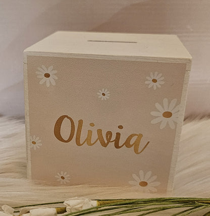 houten spaarpot met naam  en madeliefjes