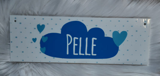 Kunststof naambordje  geboorte blauwe wolk met hartjes