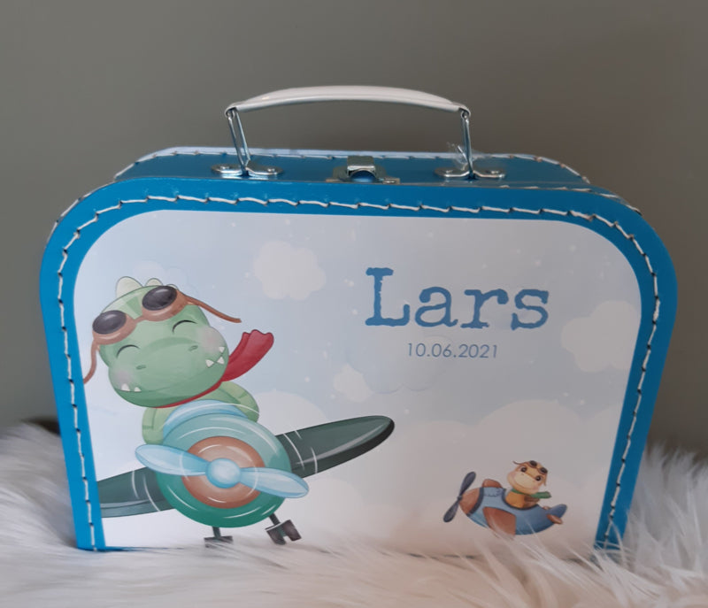 Koffertje met naam Dino's in vliegtuig