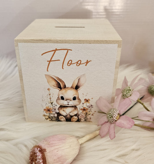 houten spaarpot met naam  en lieflijk konijntje