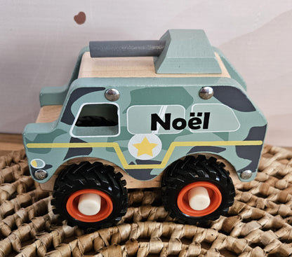 Houten tankauto met rubberen wielen (met naam)