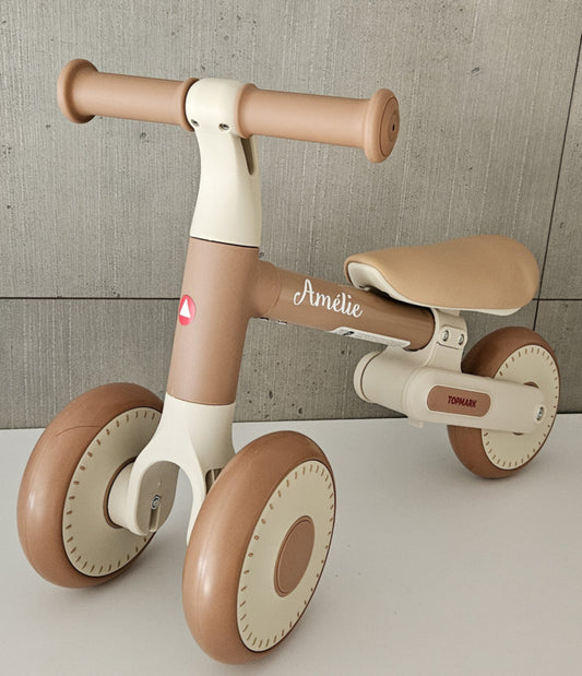 Topmark loopfiets Yuki  machiatto-bruin met naam