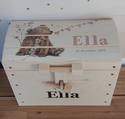Houten opbergkist met geboortekaartje