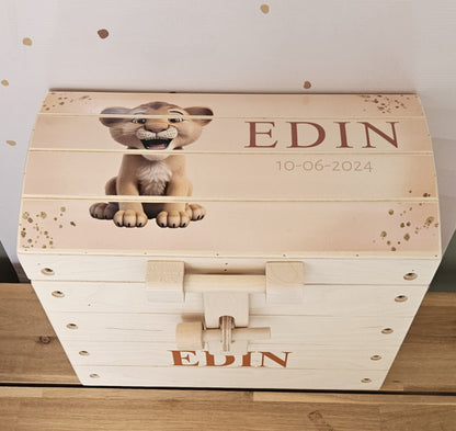 Naturel houten speelgoedkist met naam 'Schattig Leeuwtje' roze