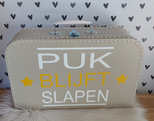 beige koffertje met naam van tv programma 'Chantal blijft slapen'