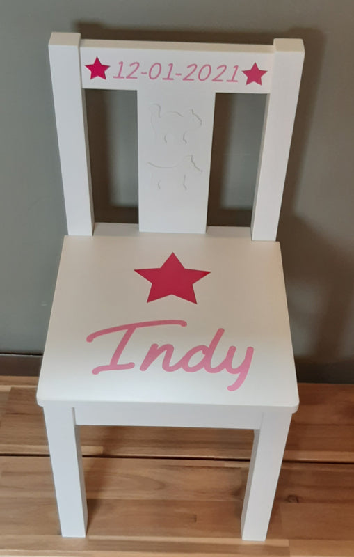Stoeltje met naam en Sterren