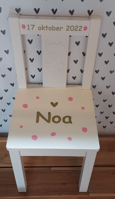 Stoeltje met naam en dots en hartje meisje