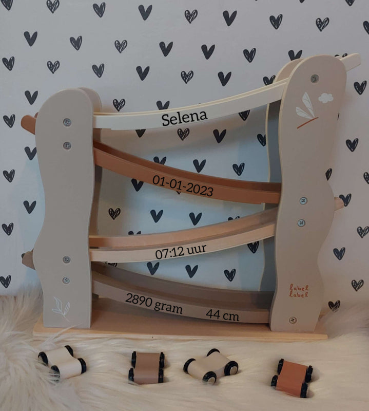 ''Label Label'' houten autoglijbaan nougat (met geboortegegevens)