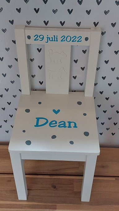 Stoeltje met naam en dots en hartje jongen
