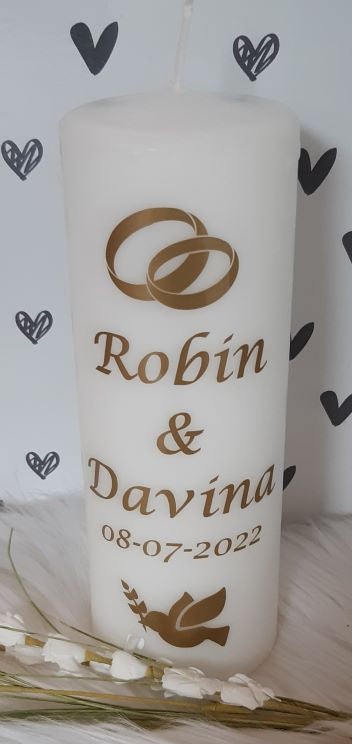 Huwelijkskaars met namen *Ringen en Duif*