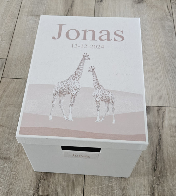 Bewaardoos met naam Giraffe Sepia