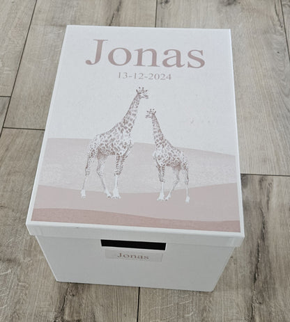 Bewaardoos met naam Giraffe Sepia