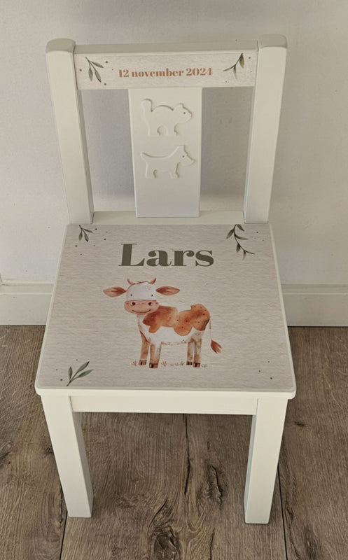 Stoeltje met naam en Koe