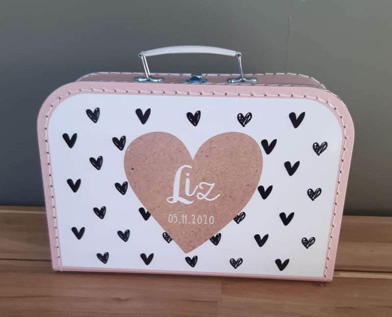 Koffertje met naam Hartjes kartonlook