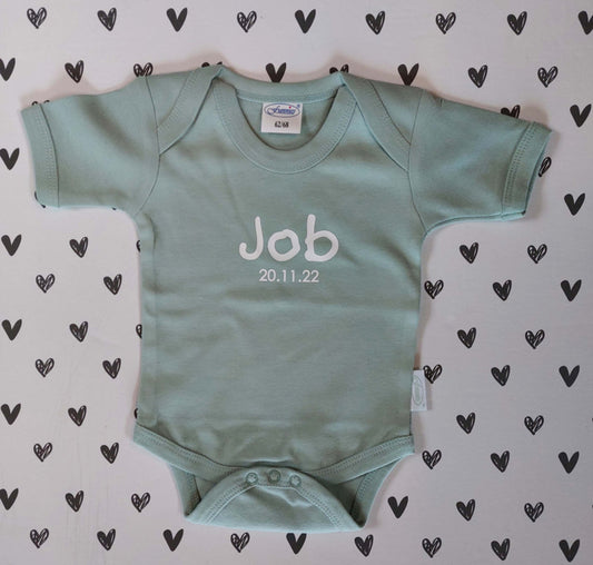 Rompertje  met naam  maat 62-68 / stonegreen